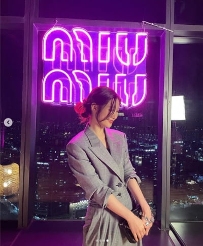 정채연, 럭셔리 바에서 칵테일 한잔...행복한 일상[TEN★]