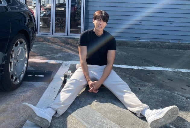 '신민아♥' 김우빈, 우월한 기럭지+잘생김 자랑…이렇게 생긴 선장이 존재하다니[TEN★]