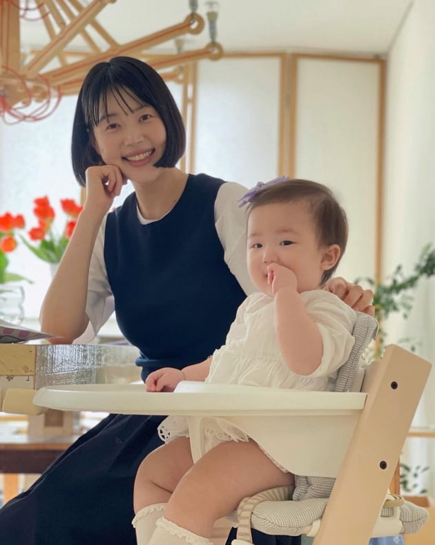 한지혜, 10개월 딸에게서 ♥검사 남편 얼굴 보이네…눈빛에서 꿀 뚝뚝 [TEN★]