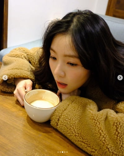 레드벨벳 아이린, 수수한 화장에도 빛나는 미모...밀크티 마시는 여신[TEN★]