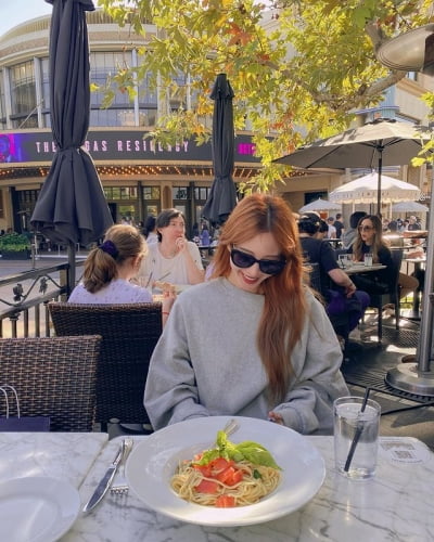 한예슬, 노마스크 일상된 美서 즐긴 여유…♥10살 연하 남친과 함께해 행복 2배[TEN★]