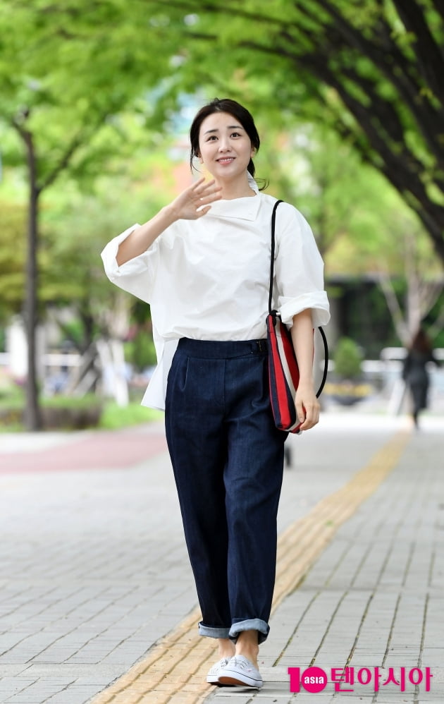 [TEN 포토] 박하선 '색다른 분위기에서 출근길'