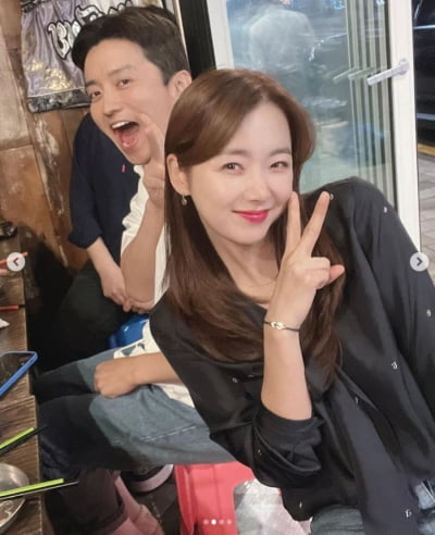 '인교진♥' 소이현, 봄밤 술자리는 즐거워~...점점 날렵해진 브이라인[TEN★]