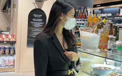 '이필모♥' 서수연, 볼록 D라인 위로 H사 명품 벨트…백화점에만 쇼핑할 것 같은 도도美 [TEN★]