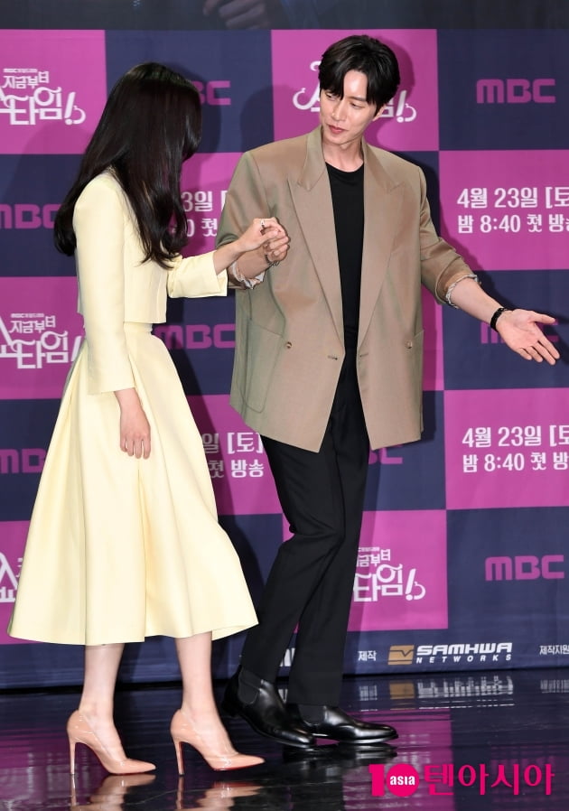 [TEN 포토] 박해진 '진기주 에스코트 해주며'
