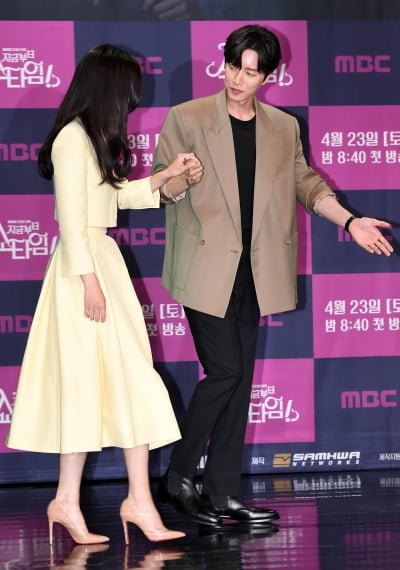 [TEN 포토] 박해진 '진기주 에스코트 해주며'