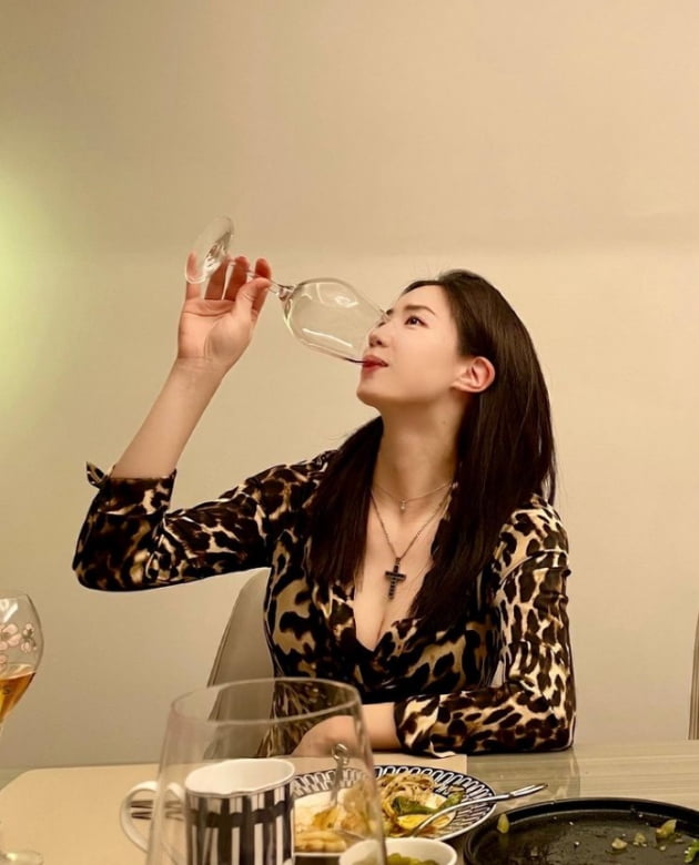 류화영, 초미니로 아찔한 각선미...생일 축하 감사[TEN★]