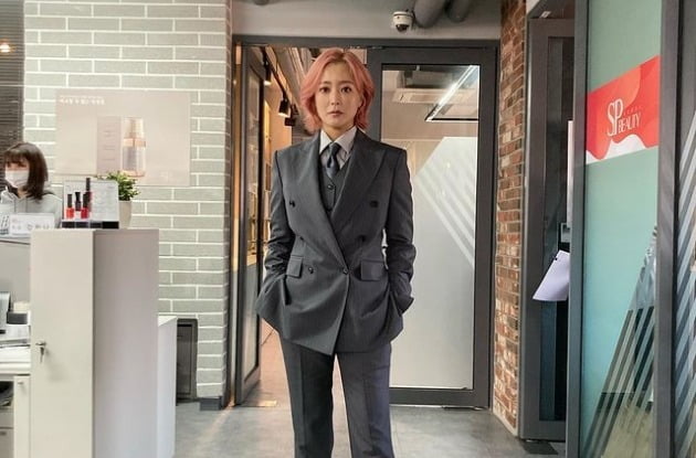 '46세' 김희선, 핑크색 머리도 찰떡인 저승사자…쓰리 피스 슈트도 완벽[TEN★]