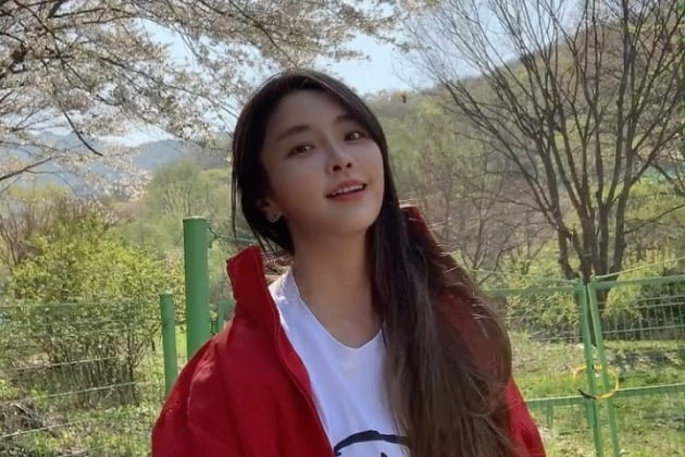 정유미, ♥강타와 즐긴 봄 데이트? 벚꽃 아래서 맞이한 봄바람[TEN★]