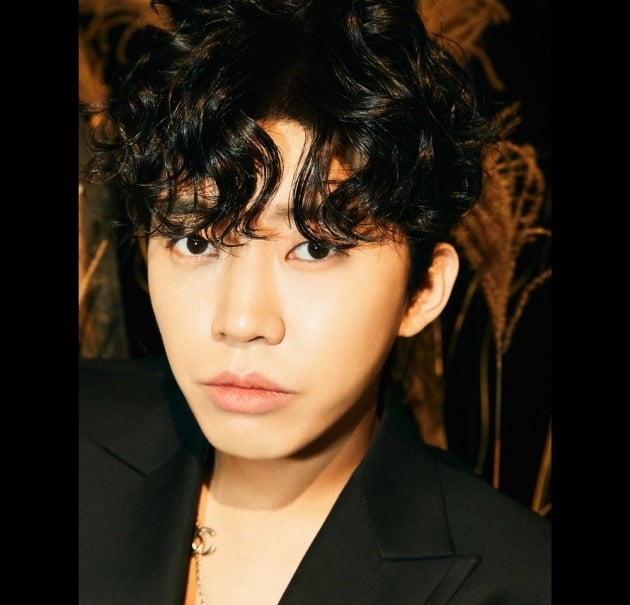 임영웅 'IM HERO' 콘셉트 포토 2 공개…매혹적 비주얼 자랑