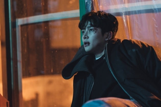 로운, 구타 당한 뒤 쓰러졌다…김희선X윤지온 없이 위기 벗어날까('내일')