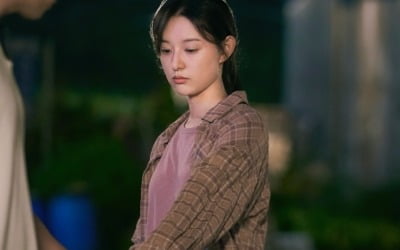 김지원, '이름도 모르는 남자' 손석구와 묘해진 분위기…닿을 듯한 손끝('나의 해방일지')