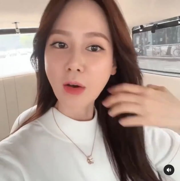 '안정환♥' 이혜원,…차 안에서 화장품 홍보에 정신없네 [TEN★]
