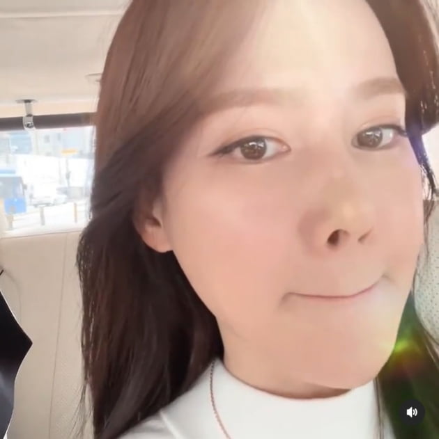 '안정환♥' 이혜원,…차 안에서 화장품 홍보에 정신없네 [TEN★]