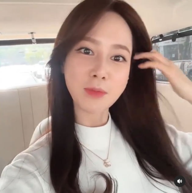 '안정환♥' 이혜원,…차 안에서 화장품 홍보에 정신없네 [TEN★]