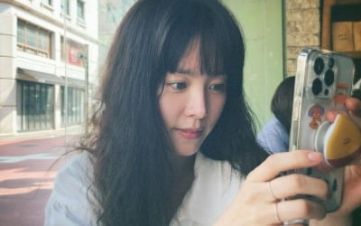 한지민, 감독마저 홀려버린 청순美…서래마을 지나가던 사람들도 놀라겠네 [TEN★]