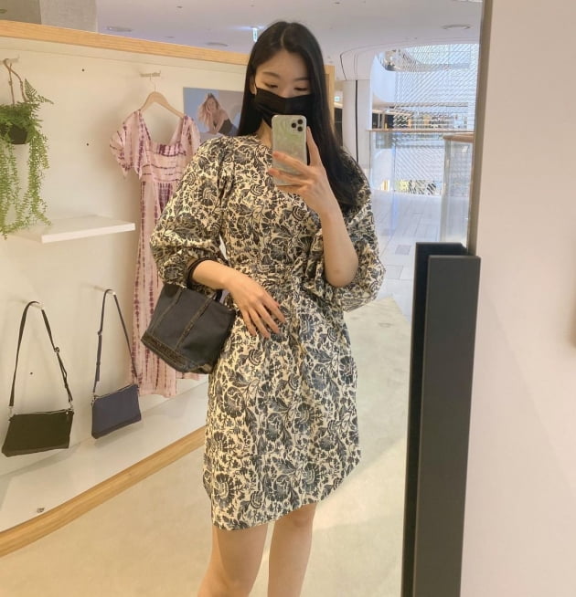 '윤남기♥' 이다은, 백화점에서 입어본 옷만 몇 벌?…꽃다발까지 들고 모델 포즈 [TEN★]
