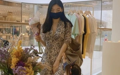 '윤남기♥' 이다은, 백화점에서 입어본 옷만 몇 벌?…꽃다발까지 들고 모델 포즈 [TEN★]