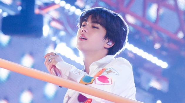 방탄소년단 진, 해외 성형외과 의사도 반한 얼굴…'가장 잘생긴 K팝 아이돌' 또 1위