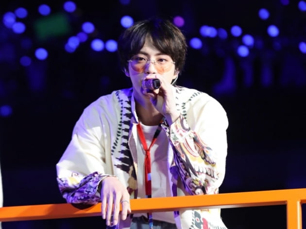 방탄소년단 진 'Yours', 샤잠 80만 돌파…日 TOP200 차트 15일 연속 1위