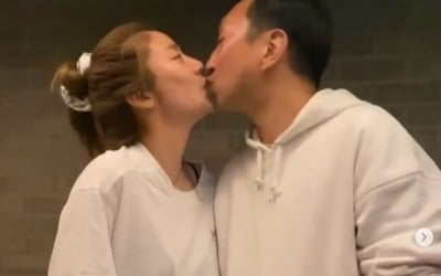 손담비♥이규혁, 뽀뽀하고 껴안고 난리 난 '혼전파티'…"사랑해" 눈빛엔 꿀 뚝뚝 [TEN★]