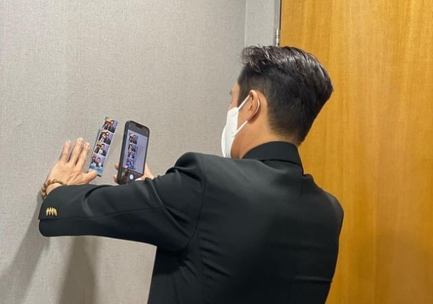 한지민X김우빈만 찍었나…이병헌, 신민아와 인생 네컷 찰칵 후 폰에 저장 중[TEN★]