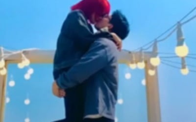 '최진실 딸' 최준희, 장소 불문 ♥연상 남친과 밀착 뽀뽀+포옹 "앵겨붙기 장인"[TEN★]