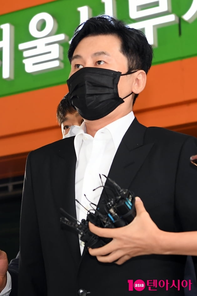 양현석, '노 마스크' 논란 의식했나…마스크 쓰고 협박 주장한 한 씨 대면 요구
