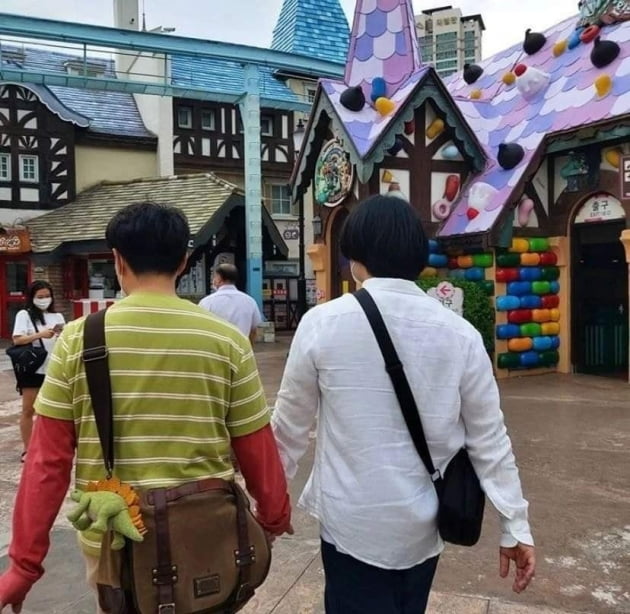 [종합] 오정세 역대급 미담 또 추가, 지적장애 팬과 놀이공원 두 번째 방문