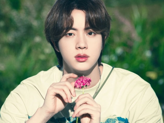 방탄소년단 진, ‘Yours’ 샤잠 점령. ‘글로벌 TOP 200’차트 K팝 솔로곡 최고 기록 경신, ‘일본 TOP 200’차트 50일의 1위