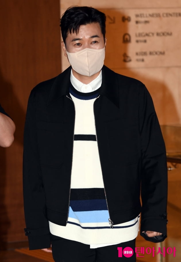 [TEN 포토] 김종민 '부드러운 인사'