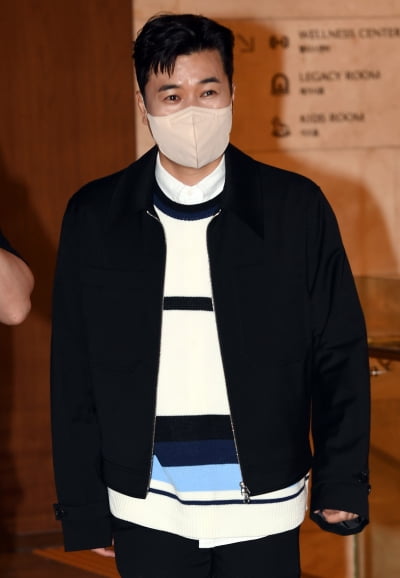 [TEN 포토] 김종민 '부드러운 인사'