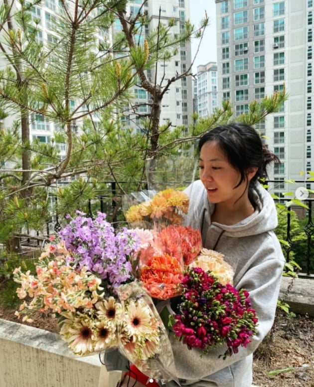 고은아, 꽃다발이 넘쳐흘러 누구한테?...행복한 꽃 부자[TEN★]