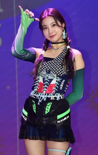 [TEN 포토] 아이칠린 예주 '미모가 빛나네'