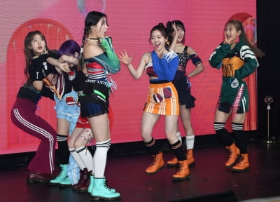 [TEN 포토] 아이칠린 '타이틀곡 '꼭꼭 숨어라'로 컴백'