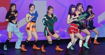 [TEN 포토] 아이칠린 '중독성 강한 리듬감'