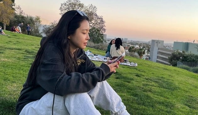 손나은, 에이핑크 탈퇴 후 첫 근황…노을 바라보며 생각에 빠졌네[TEN★]