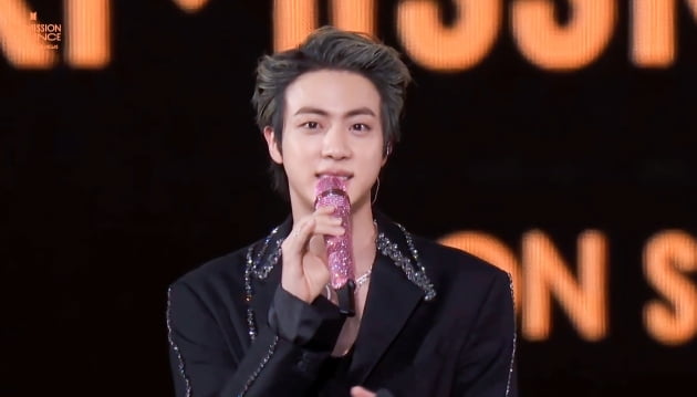 방탄소년단 진, 제이홉과 훈훈한 우정.."형 덕분이에요"