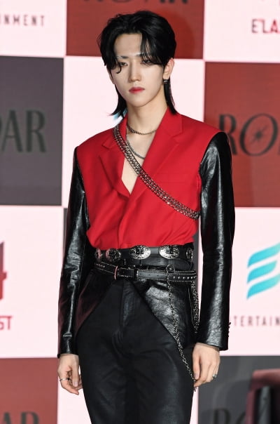 [TEN 포토] 엘라스트 백결 '샤프한 턱선'