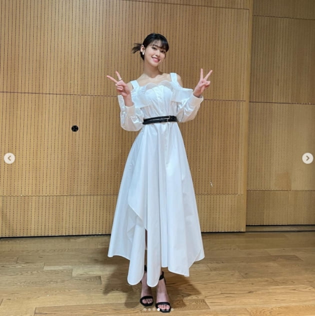 설현, 나도 신개념 브이~...우아한 화이트[TEN★]