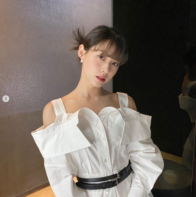 설현, 나도 신개념 브이~...우아한 화이트[TEN★]