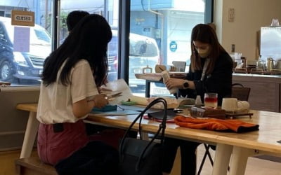 '둘째 임신' 박시은, 대학생 첫째 딸과 가죽공예 태교 중…진태현은 '♥' [TEN★]