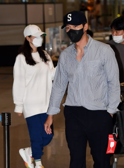 [TEN 포토] 현빈-손예진 부부 '출국과 똑같이 거리두고 귀국'