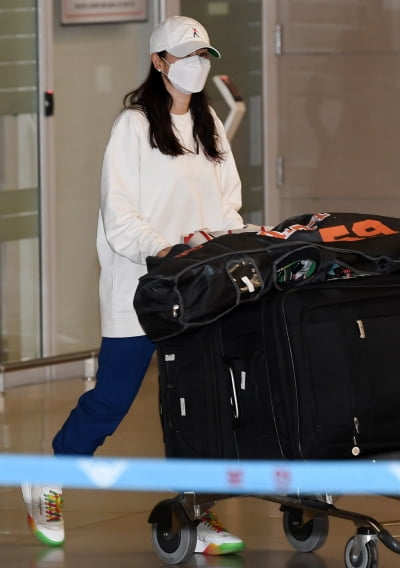 [TEN 포토] 손예진 '신혼여행 짐이 많아요'