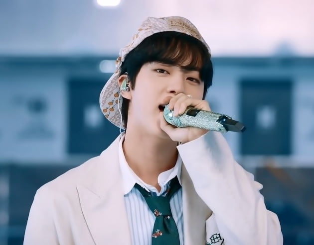 방탄소년단 진 'Yours','슈퍼 참치' 빌보드 장악한 '슈퍼 롱런 질주'