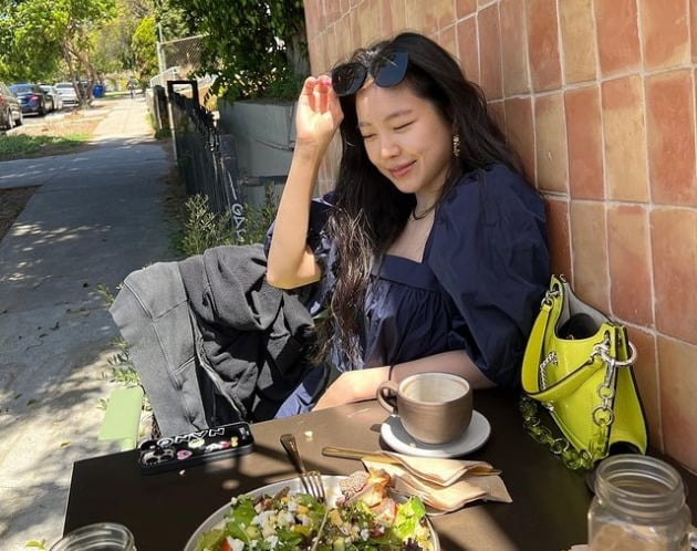 '에이핑크 탈퇴' 손나은, 명품 J사 가방+신발도 찰떡…각선미+쇄골 미인[TEN★]