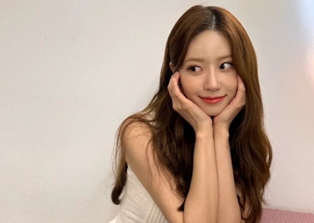 '유재석 라인' 이미주, 개미허리에도 허리띠가 꽉…꽃미모는 덤[TEN★]