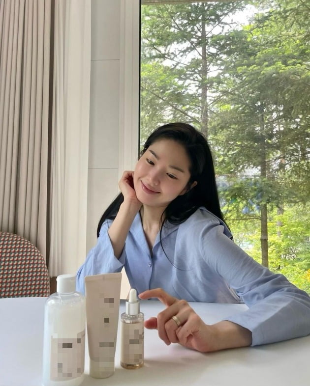 '전진♥' 류이서, 광고주를 만족시키기 위한 최대치의 예쁜 척…백옥 피부 [TEN★]