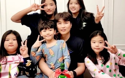 "거리 둬서 속상했는데"…이동국, 오둥이 낳길 잘했네 '소주 케이크+손편지' [TEN★]