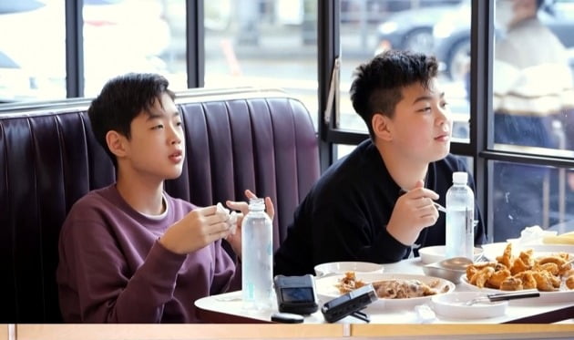 '먹잘알' 현주엽, 두 아들과 '80만 원 투자' 치킨집 오픈…멘붕에 빠졌다?('자본주의학교')